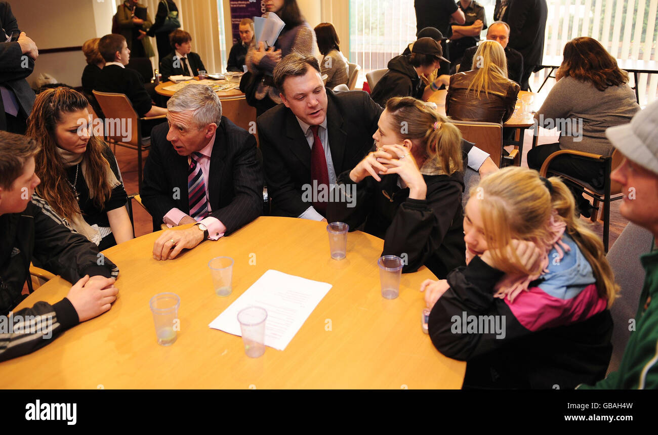 Justizminister Jack Straw (links) und Kinderstaatssekretär Ed Balls bei einem Besuch der jährlichen Jugendjustizkonferenz in Harrogate. Stockfoto