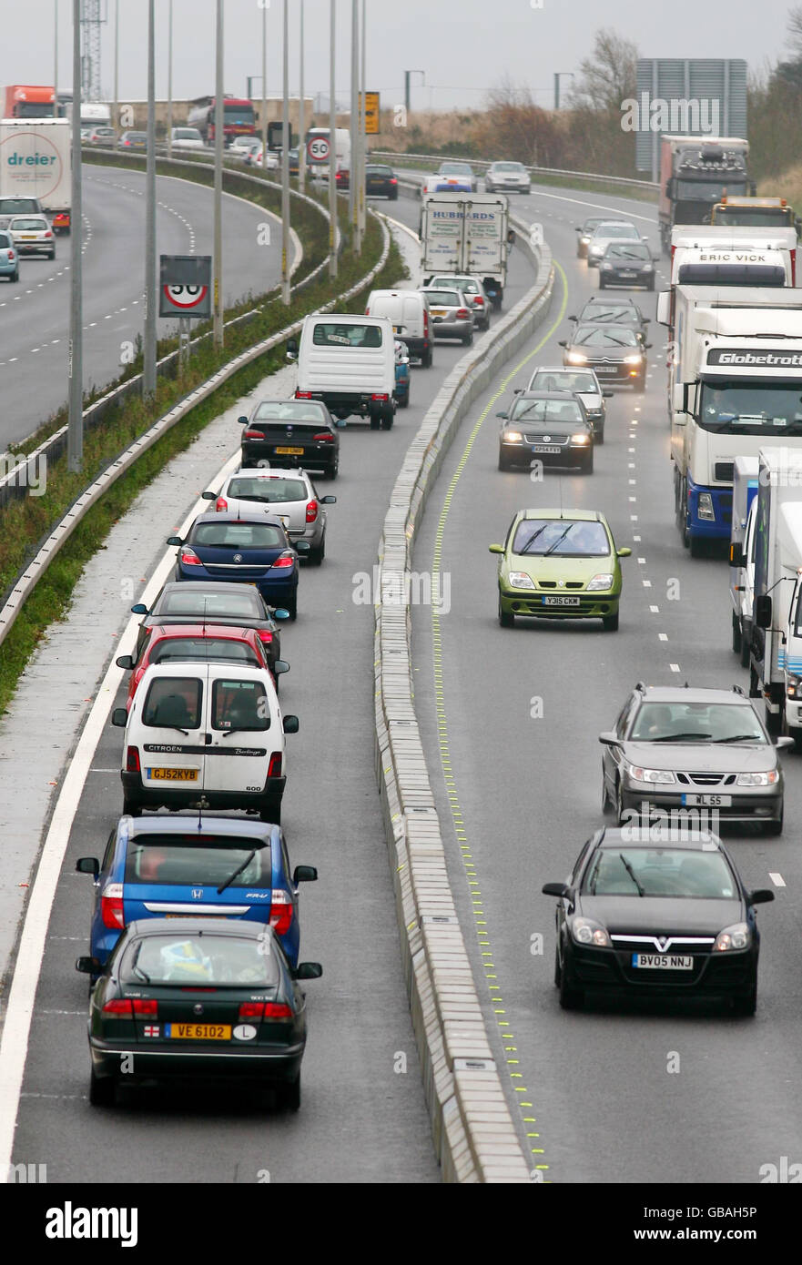 Treiber für ein Contra-Flow-System auf der M20 in der Nähe von Folkestone in Kent, während ein Live-Test einer neuen Version von Operation Stack beginnt. Stockfoto