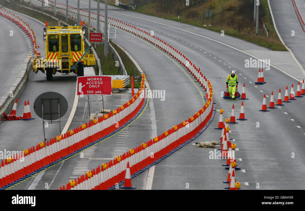 Die Arbeiter der Highways Agency legen den letzten Schliff an einem Contra-Flow-System auf der M20 in der Nähe von Folkestone in Kent, als ein Live-Test einer neuen Version von Operation Stack beginnt. Stockfoto