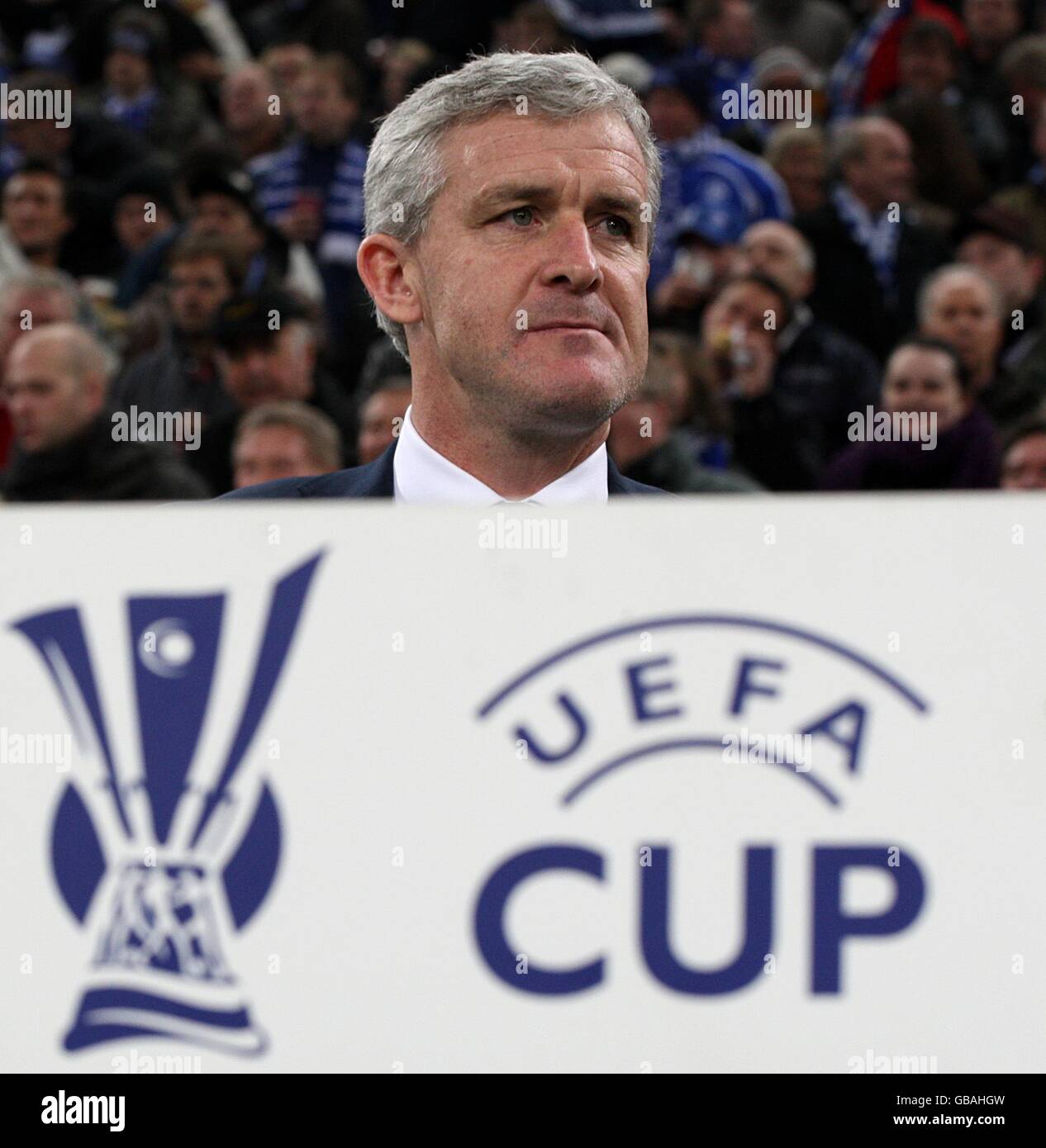 Fußball - UEFA-Cup - Gruppe A - FC Schalke 04 V Manchester City - Veltins-Arena. Manchester City Manager Mark Hughes steht hinter dem UEFA Cup Logo auf der Touchline Stockfoto