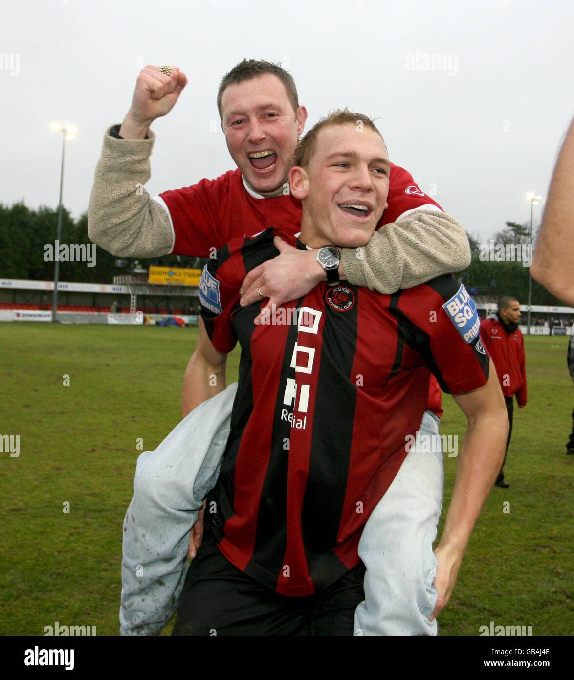 Fußball - FA Cup - zweite Runde - Histon gegen Leeds United - The Glassworld Stadium. Ein Histon-Fan springt auf den Rücken von Danny Wright, während sie nach dem Sieg über Leeds United feiern. Stockfoto