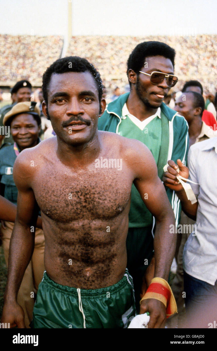 Fußball - African Nations Cup - Finale - Nigeria - Algerien. Der nigerianische Kapitän Christian Chukwu verlässt das Feld nach dem Sieg seines Teams im Jahr 3-0 Stockfoto
