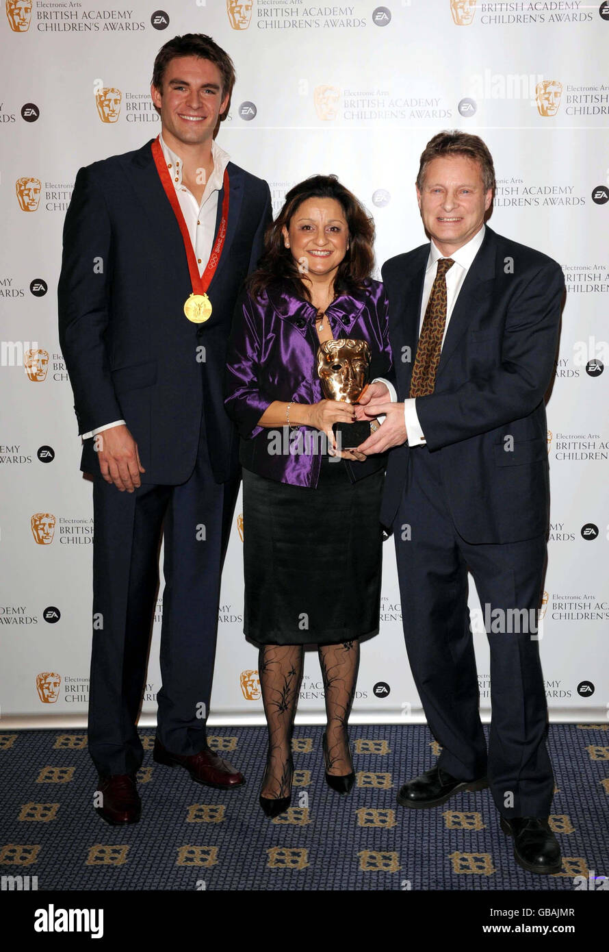 Pete Reed (links) mit Marshall Corwin und Reem Nouss, die die Factual Award Kategorie bei den EA BAFTA Kids Awards im Hilton Hotel in London gewonnen haben. Stockfoto