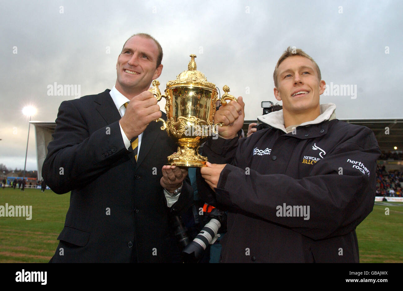 Rugby Union - Zurich Premiership - Newcastle Falcons / London Wesps. Englands Lawrence Dallaglio und Jonny Wilkinson zeigen den William Webb Ellis Cup (Rugby-Weltcup-Trophäe) Stockfoto