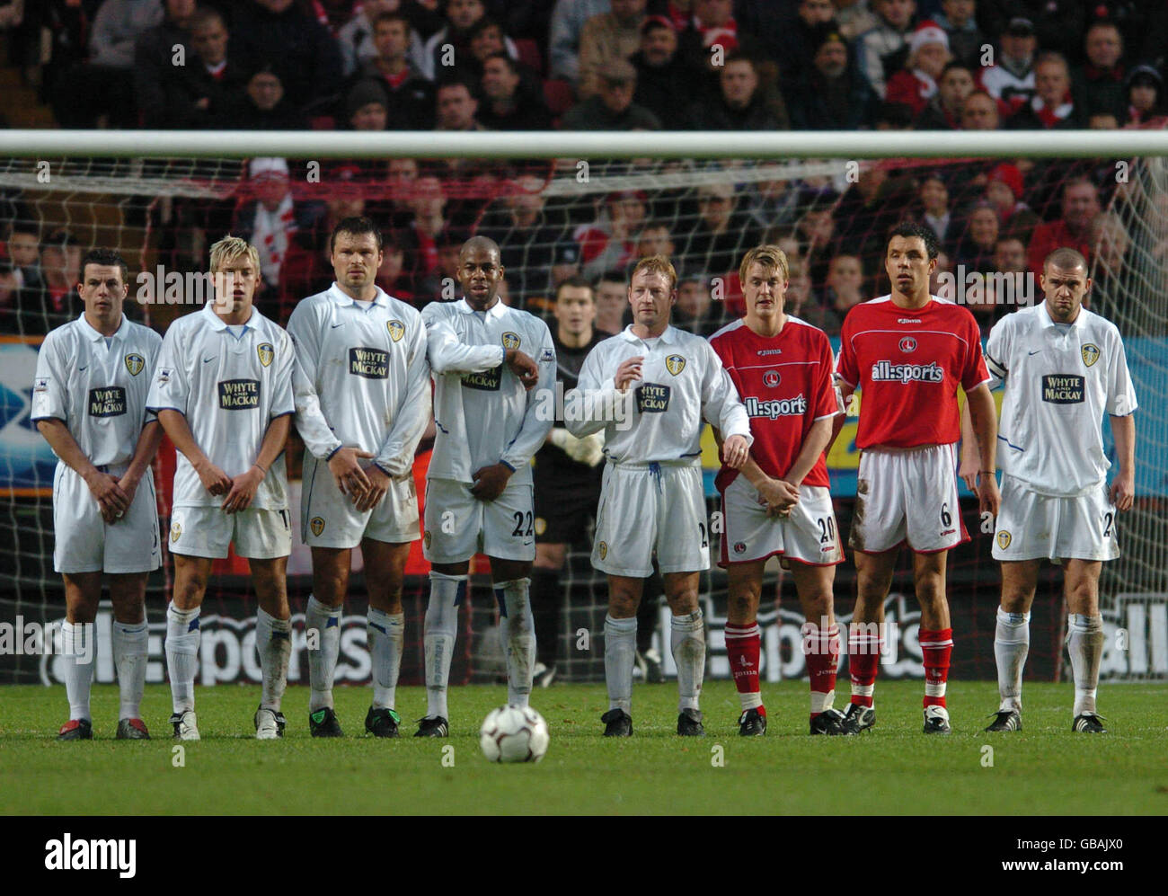 Beide Teams blockieren das Tor und warten auf Charltons Freistoß (Ian harte, Alan Smith, Mark Viduka, Michael Duberry, David Batty, Matthias Svensson, Mark Fish und Dominic Matteo) Stockfoto