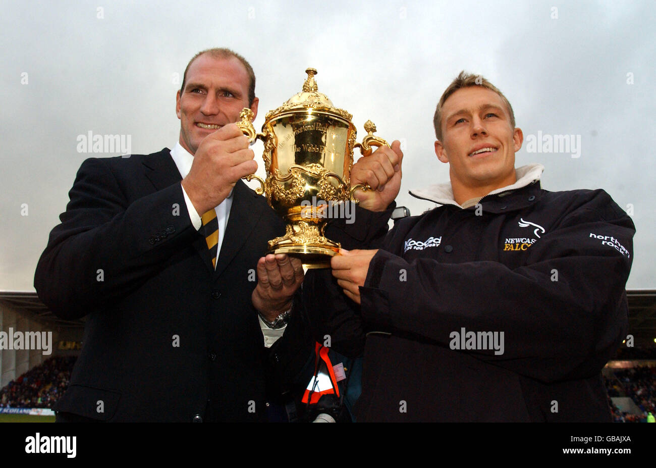 Englands Lawrence Dallaglio und Jonny Wilkinson zeigen den William Webb Ellis Cup (Rugby-Weltmeisterschaft) Stockfoto