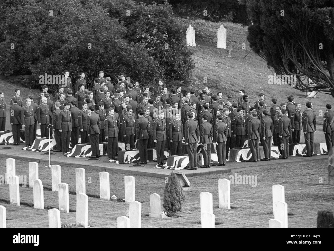 Fallschirmjäger stehen an den fahnendrapierten Särgen, bereit, sie in die Gräber zu senken, bei der Beerdigung mit vollen militärischen Ehren auf dem Militärfriedhof, Aldershot, Von 16 Soldaten des 2. Und 3. Bataillons des Fallschirmregiments, die bei einigen der blutigsten Kämpfe des Falklandkrieges ums Leben kamen. Stockfoto