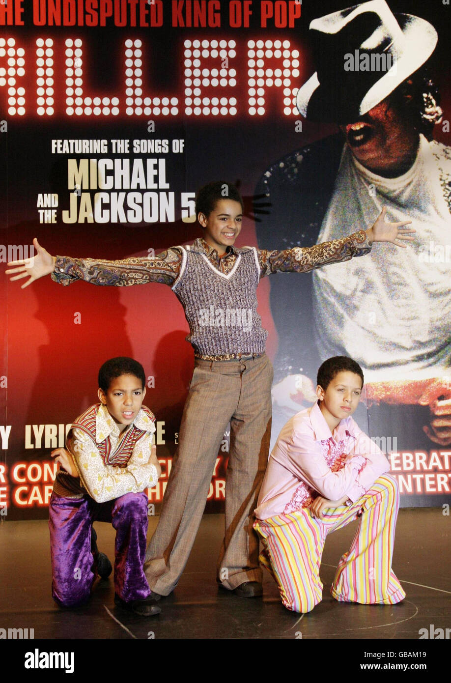 (Von links nach rechts) Kieran Alleyne, Layton Williams und Sterling Williams, die drei 13-jährigen Jungen, die ausgewählt wurden, den jungen Michael Jackson im Musical "Thriller Live" im Lyric Theatre in der Shaftesbury Avenue im Zentrum von London zu spielen. Stockfoto