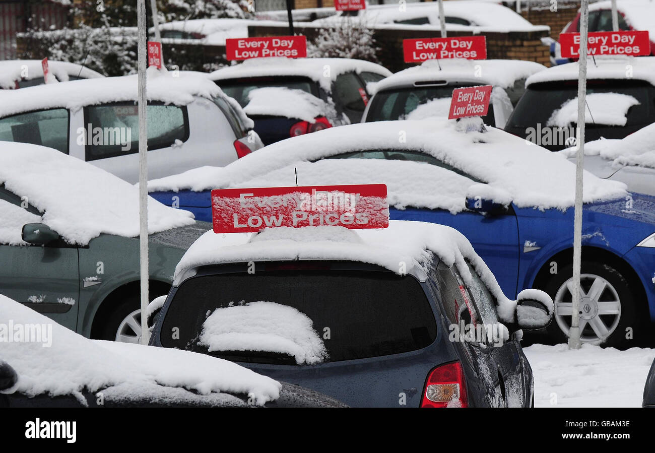 Werbung bietet Autos zu niedrigen Preisen bei einem Autohaus in Harrogate. Stockfoto