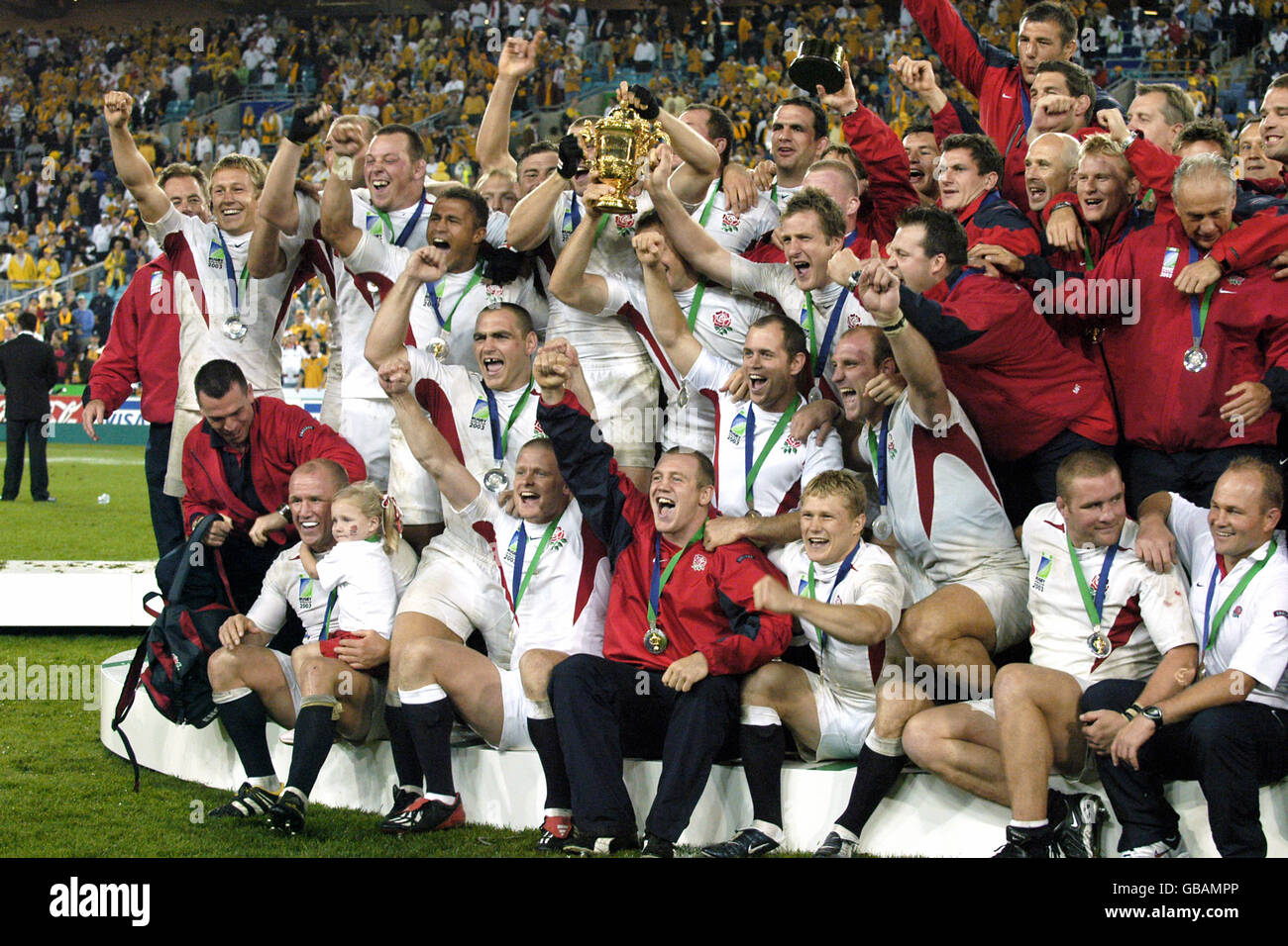 Rugby Union - Weltmeisterschaft 2003 - Finale - England gegen Australien. England Spieler feiern mit der William Webb Ellis Trophäe Stockfoto
