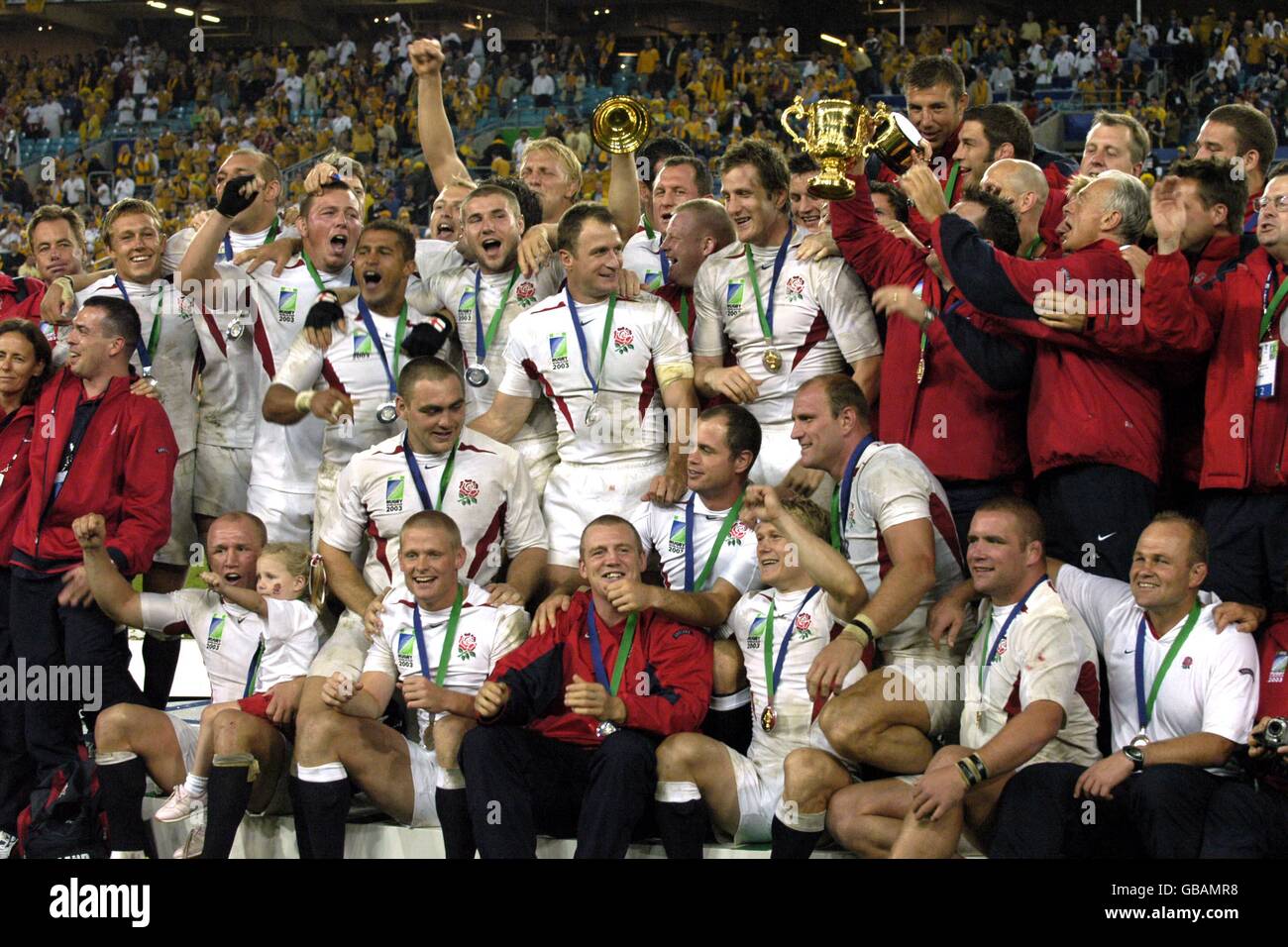 Rugby Union - Weltmeisterschaft 2003 - Finale - England gegen Australien. England Spieler feiern mit der William Webb Ellis Trophäe Stockfoto