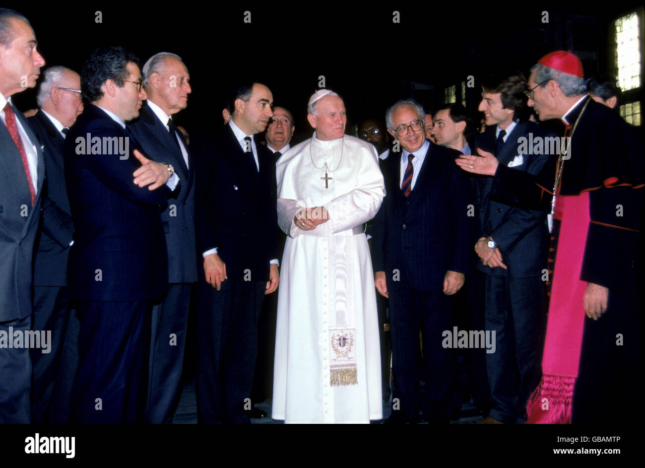 Der ehemalige Torhüter Papst Johannes Paul II. Trifft FIFA-Funktionäre, darunter FIFA-Präsident Joao Havelange (vierter Liter) Stockfoto