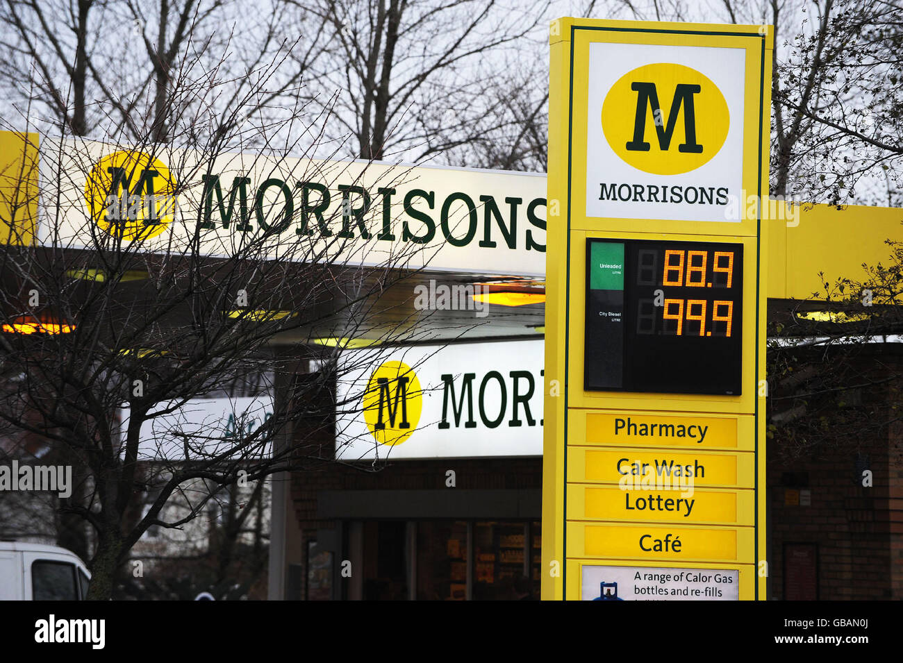 Morrisons senkt den Dieselpreis. S Tankstellenvorplatz in Whitley Bay, North Tyneside. Stockfoto