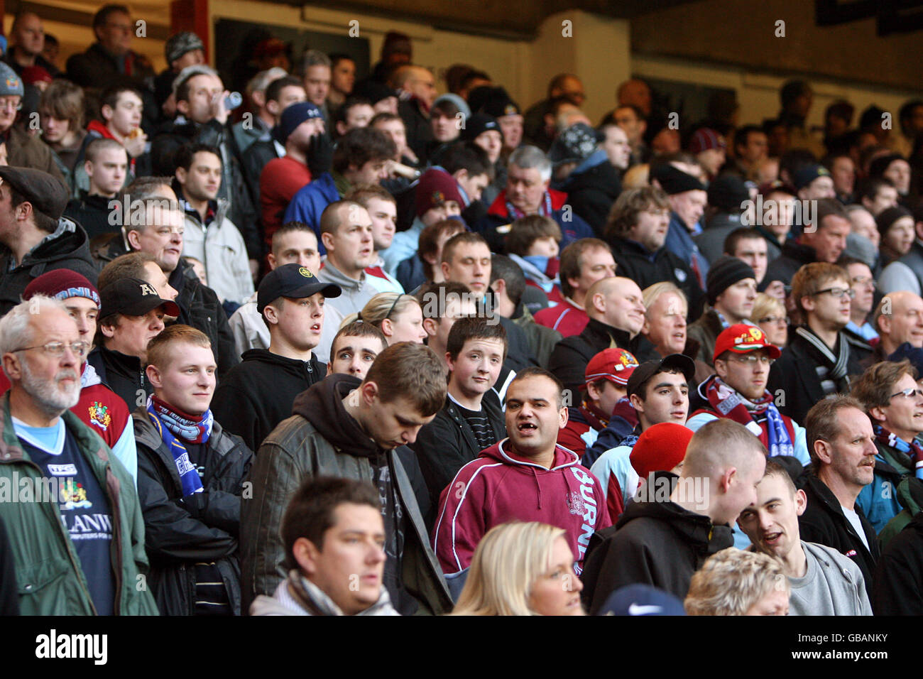 Fußball - Coca-Cola Football League Championship - Sheffield United / Burnley - Bramall Lane. Burnley-Fans während des Spiels auf der Tribüne. Stockfoto