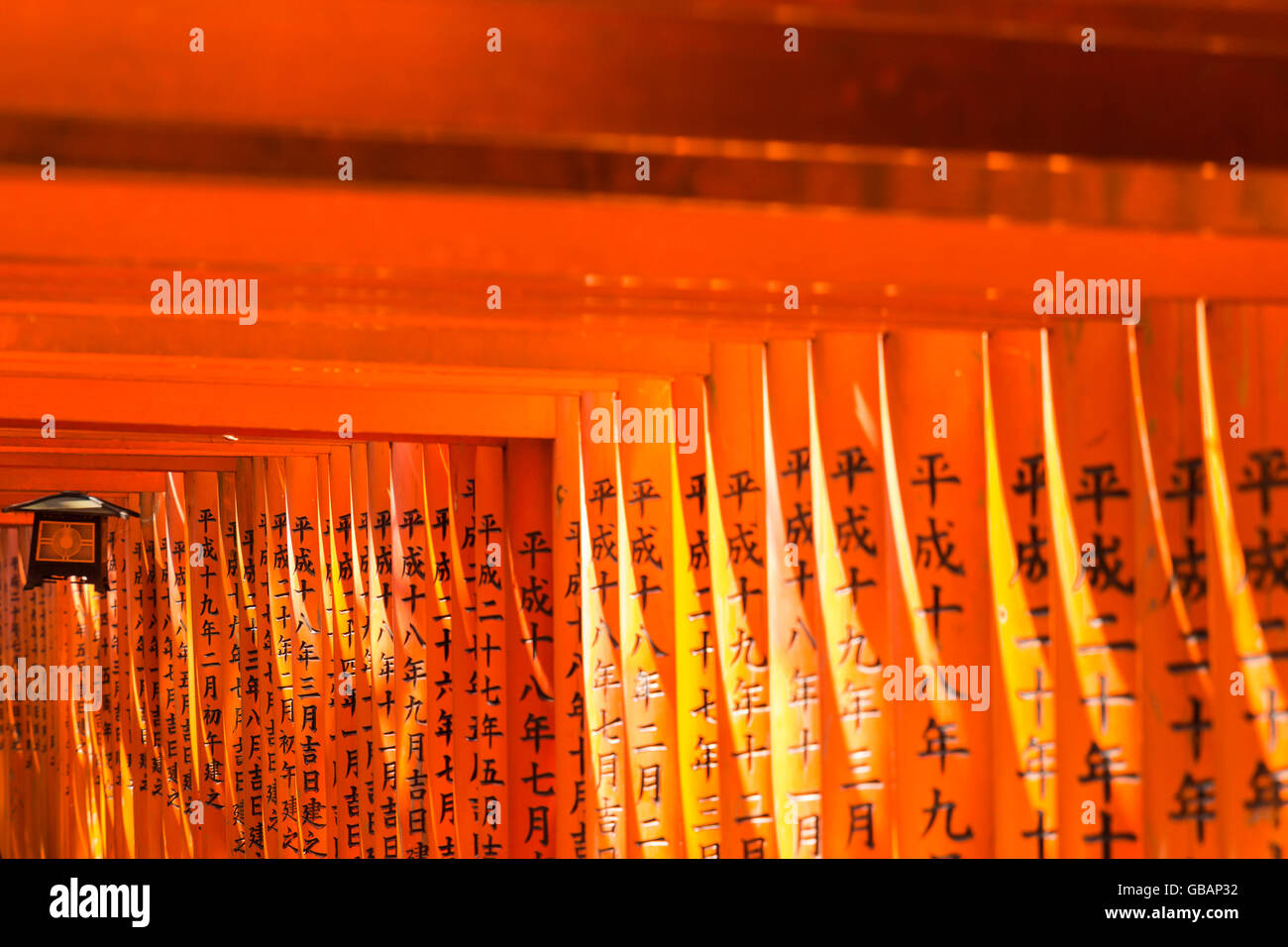 Weg mit Orange lackiert Torii (Tore) in der Welt berühmte Fushimi Inari-Schrein in Kyōto, Japan. Stockfoto