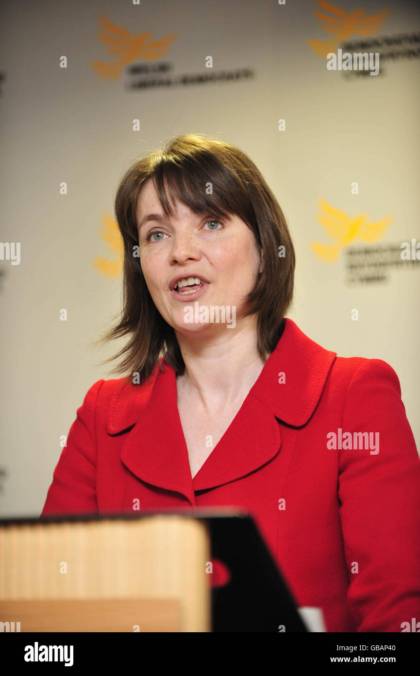 Die neue Vorsitzende der liberal-demokratischen Partei Walisens, Kirsty Williams, spricht, nachdem ihr Wahlsieg im Wales Millennium Center, Wales, verkündet wurde. Stockfoto