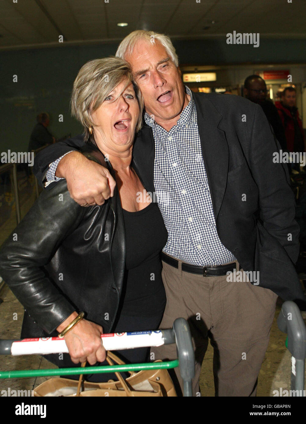 Ich bin ein Promi... Hol mich hier raus der Kandidat Robert Kilroy-Silk und seine Frau Jan Beech kommen mit einem Flug aus Australien am Londoner Flughafen Heathrow an. Stockfoto