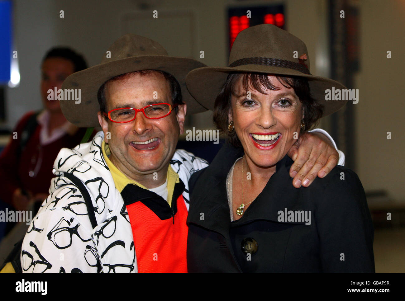 Ich bin ein Star... Hol mich hier raus die Teilnehmer Timmy Mallet und Esther Rantzen kommen mit einem Flug aus Australien am Londoner Flughafen Heathrow an. Stockfoto