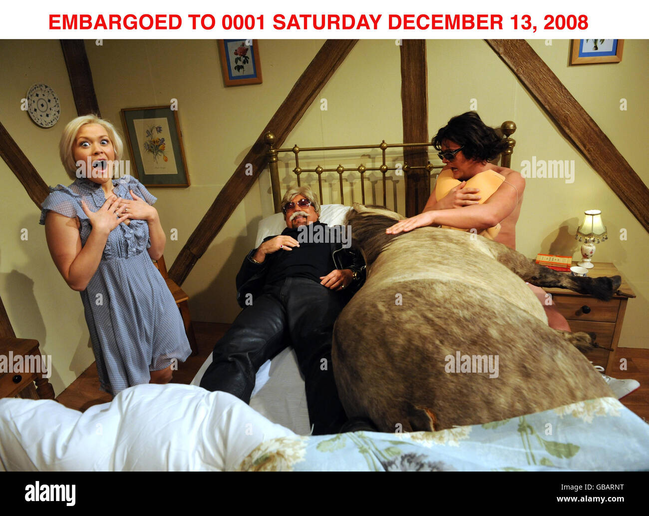 (Von links nach rechts) Suzanne Shaw, Tom Jones und Alan Carr während der Dreharbeiten zum Sunday Night Project. Die Show wird auf Channel 4, Sonntag, 14. Dezember @ 2200 übertragen. Stockfoto