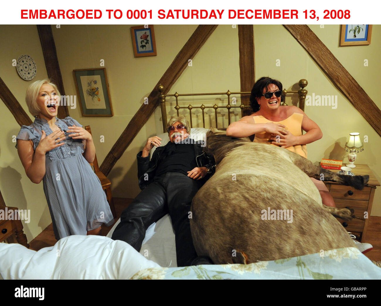 (Von links nach rechts) Suzanne Shaw, Tom Jones und Alan Carr während der Dreharbeiten zum Sunday Night Project. Die Show wird auf Channel 4, Sonntag, 14. Dezember @ 2200 übertragen. Stockfoto