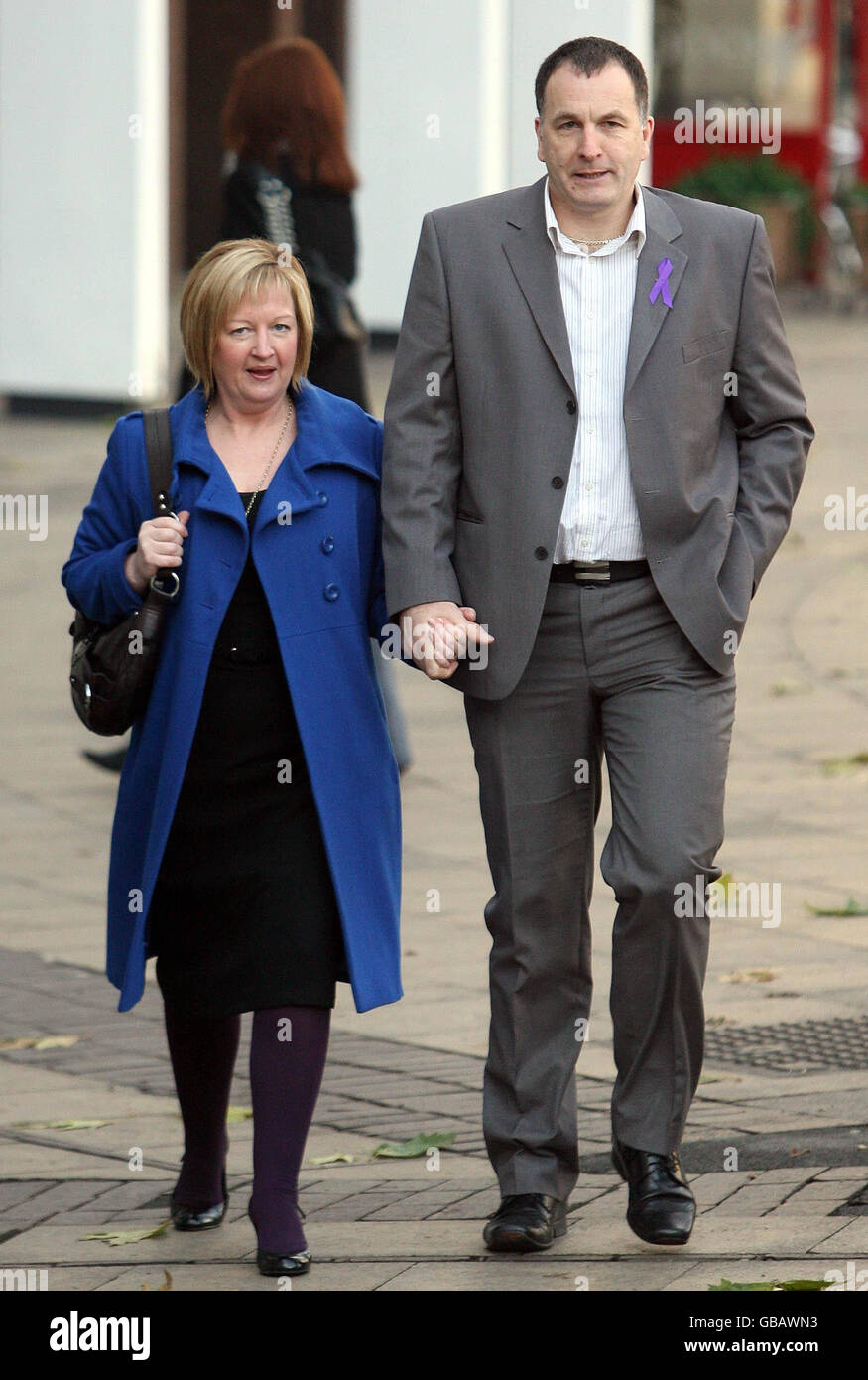 Melanie und Stephen Jones verlassen das Liverpooler Crown Court, wo die Jury des Rhys Jones-Mordverfahrens ihren vierten Tag der Beratungen begann. Stockfoto