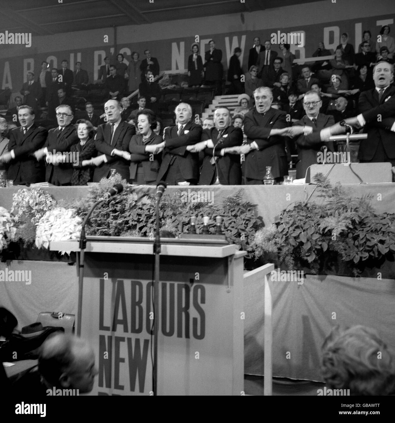 Harold Wilson, der Premierminister, und andere führende Parteimitglieder singen gemeinsam Auld lang Syne am Ende der Arbeiterpartei-Siegerkonferenz. Von links nach rechts: James Callaghan, Richard Crossman, Barbara Castle, Tom Driberg, Alice Bacon, Harold Wilson, Ray Gunter, Len Williams, Unidentified und Anthony Greenwood. Stockfoto