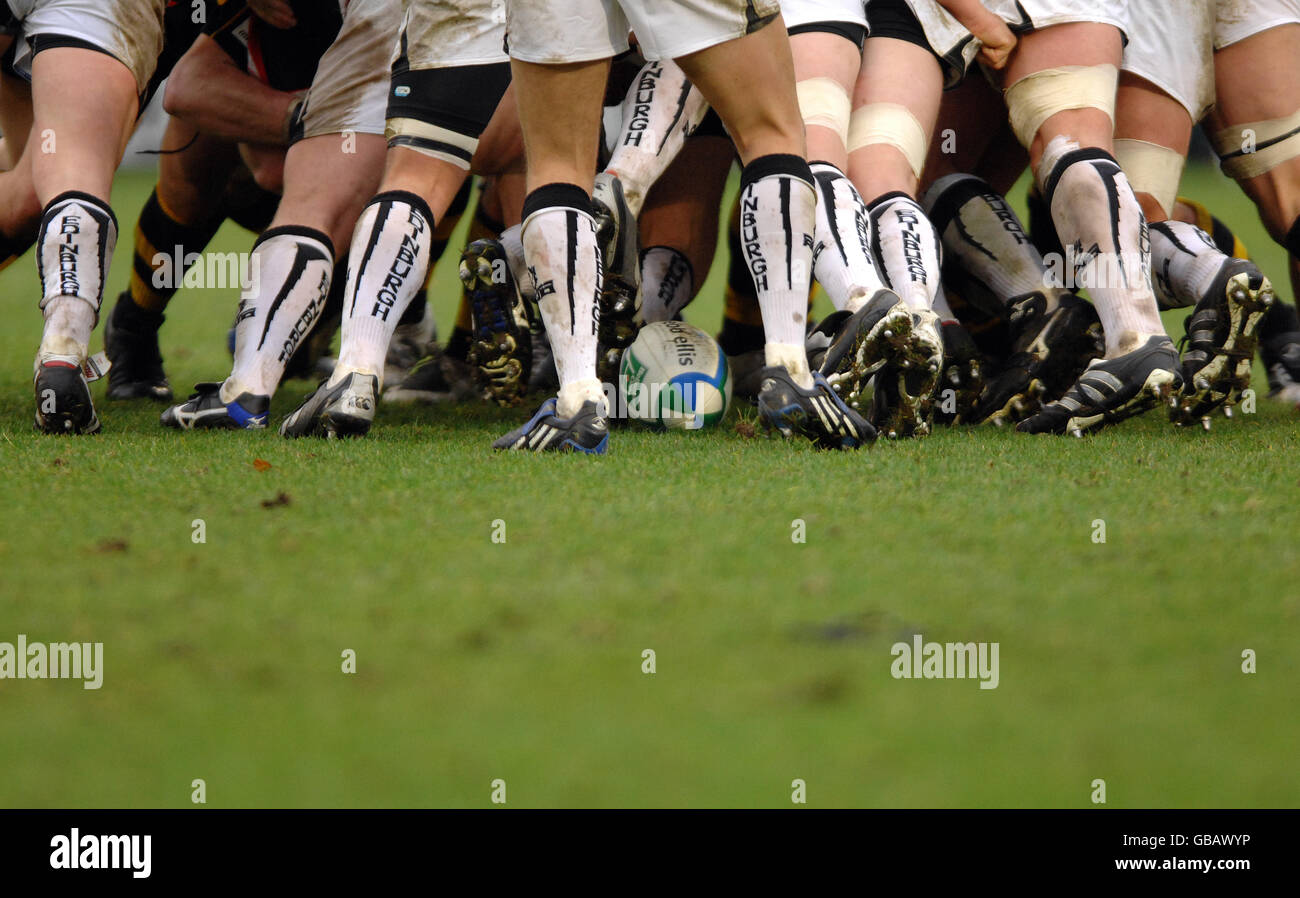 Zwischen den Beinen des Edinburgh Rugby liegt ein Ball Spieler, wie sie ein Gedränge bestreiten Stockfoto