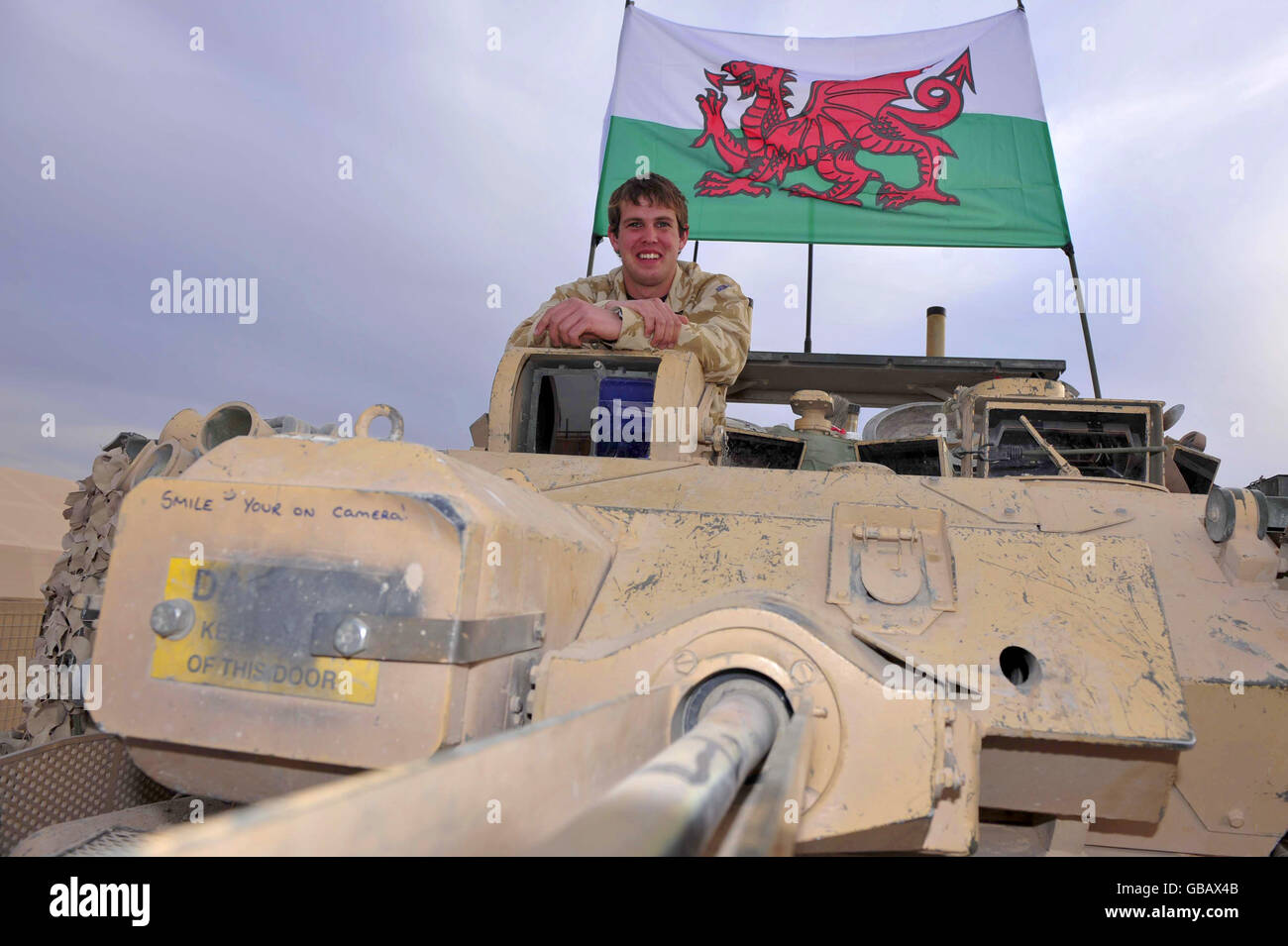 Lance Corpral Ali Byrne, 23, aus Bryncoch, in der Nähe von Neath mit EINEM Geschwader 1. Die Queens Dragoon Guards, posiert für ein Bild auf einem Scherflein in der Camp Bastion. Stockfoto