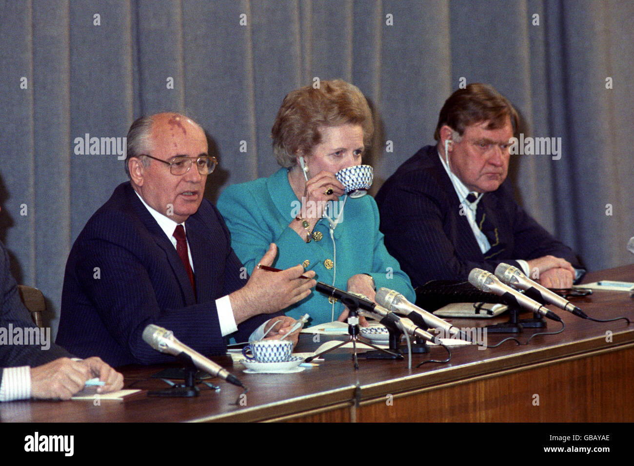 Premierministerin Margaret Thatcher bei einer Pressekonferenz mit dem sowjetischen Präsidenten Michail Gorbatschow während ihres viertägigen Besuchs in der UdSSR. Von links nach rechts: Michail Gorbatschow, Margaret Thatcher und Thatchers Pressesprecher Bernard Ingham. Stockfoto