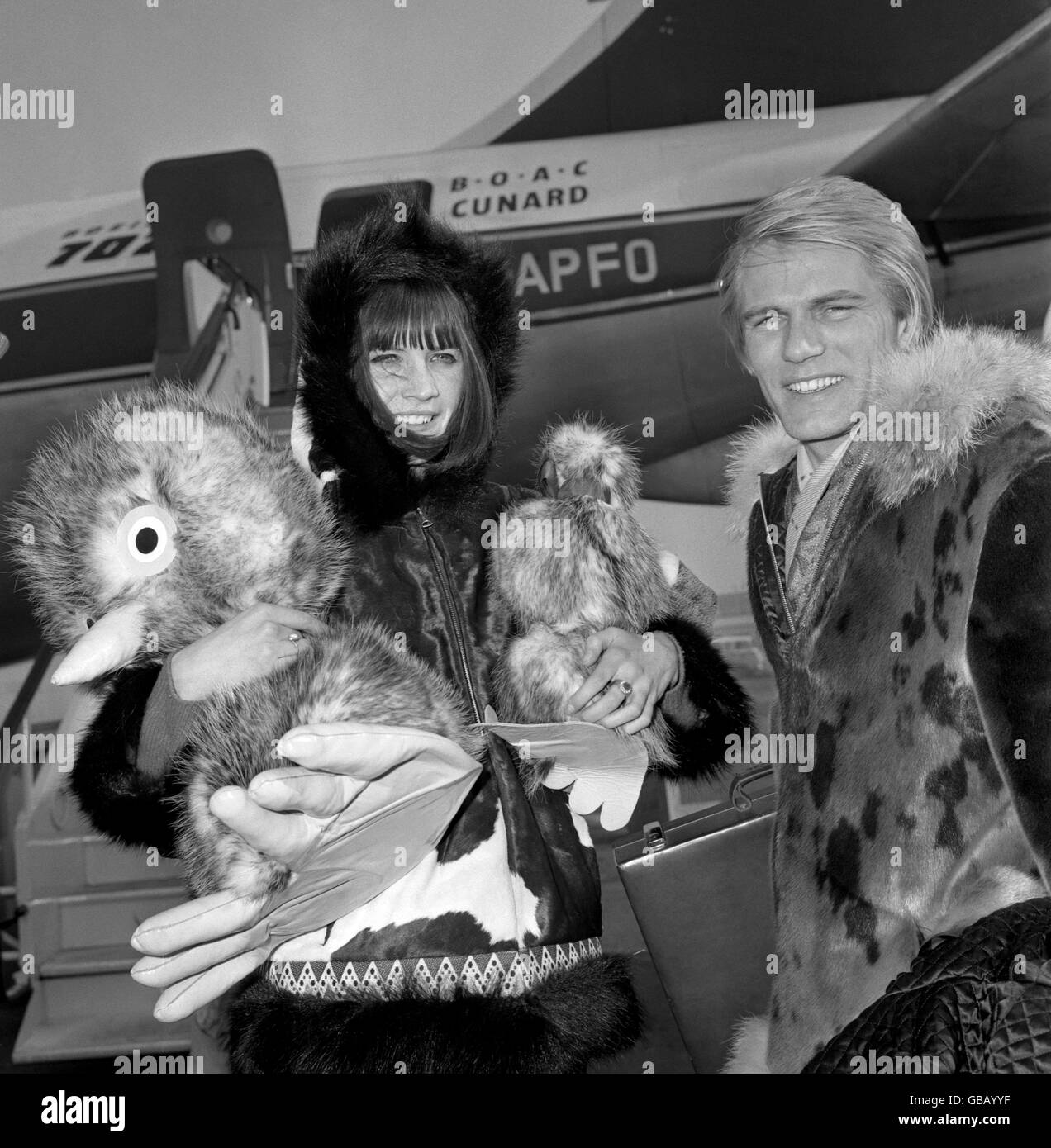 Musik - Sandie Shaw und Adam Faith - Flughafen London - 1965 Stockfoto