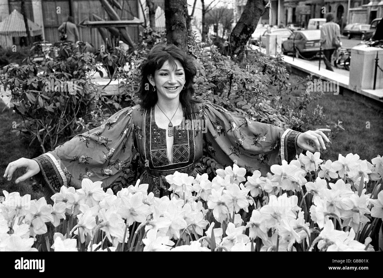 Musik - Kate Bush - 1979. Die britische Sängerin und Songwriterin Kate Bush taucht aus den Narzissen im Inn-on-the-Park in London auf Stockfoto