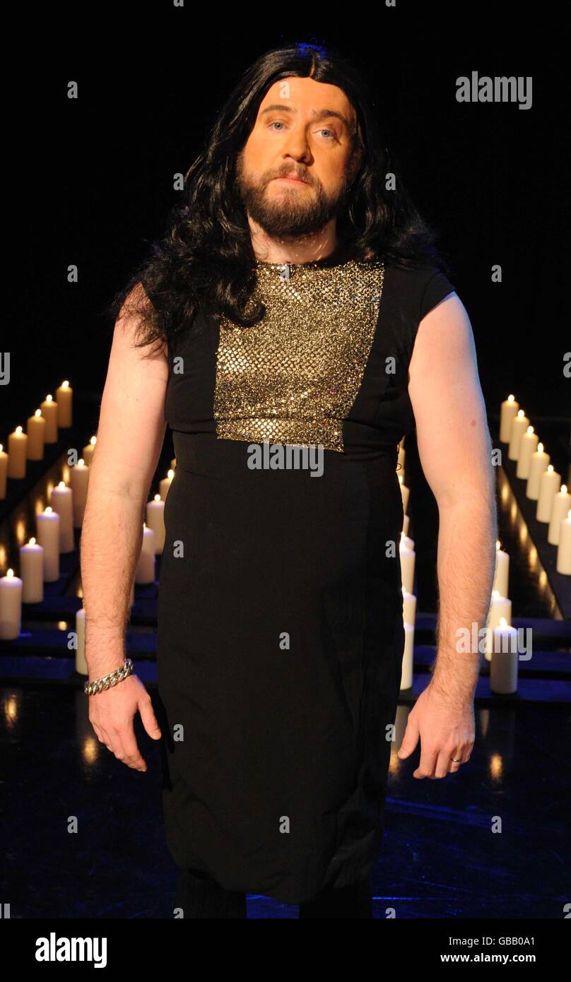 Justin Lee Collins als X Factor Gewinnerin Alexandra während der Dreharbeiten zum Sunday Night Project Christmas Special. Die Show wird auf Channel 4, Sonntag, 21. Dezember 2008@2100 übertragen werden. Stockfoto