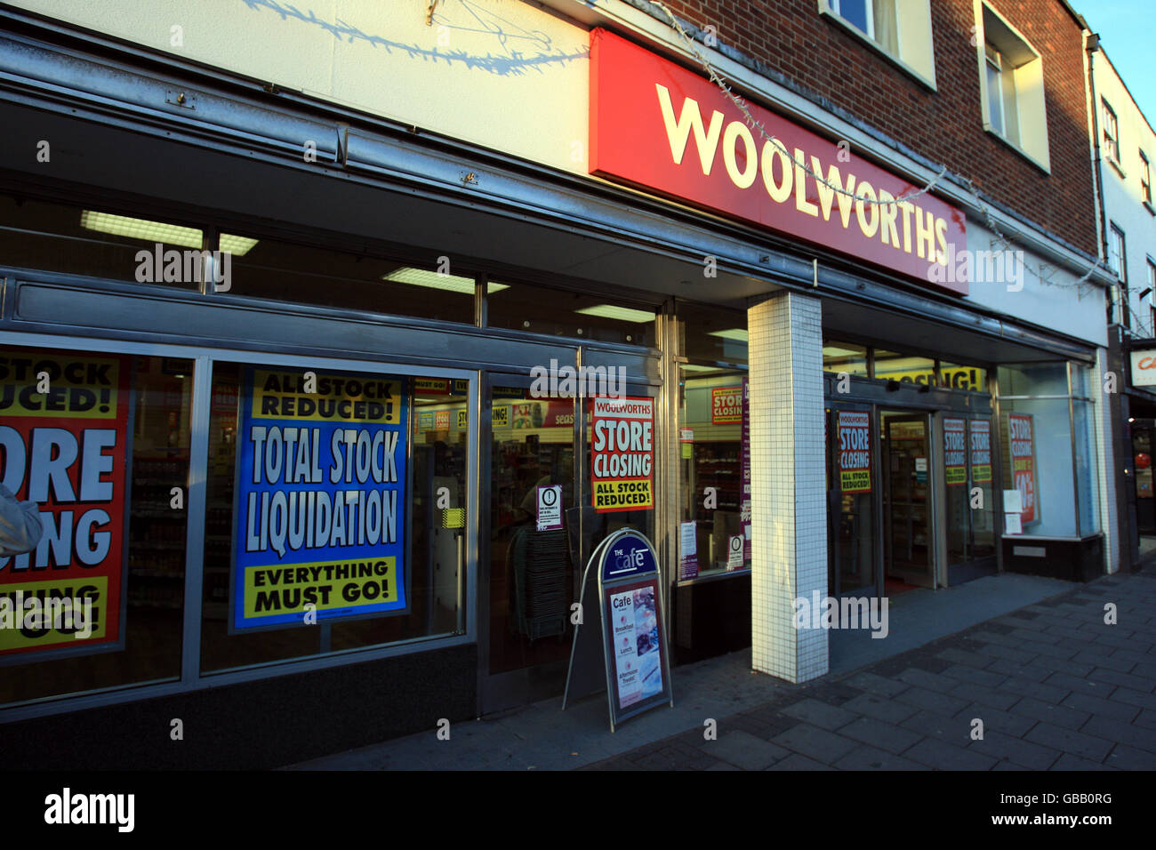 Woolworths lagern kurz vor Schließung in Grantham. Woolworths, 46 High Street, Grantham, Lincolnshire NG31 6NG Stockfoto