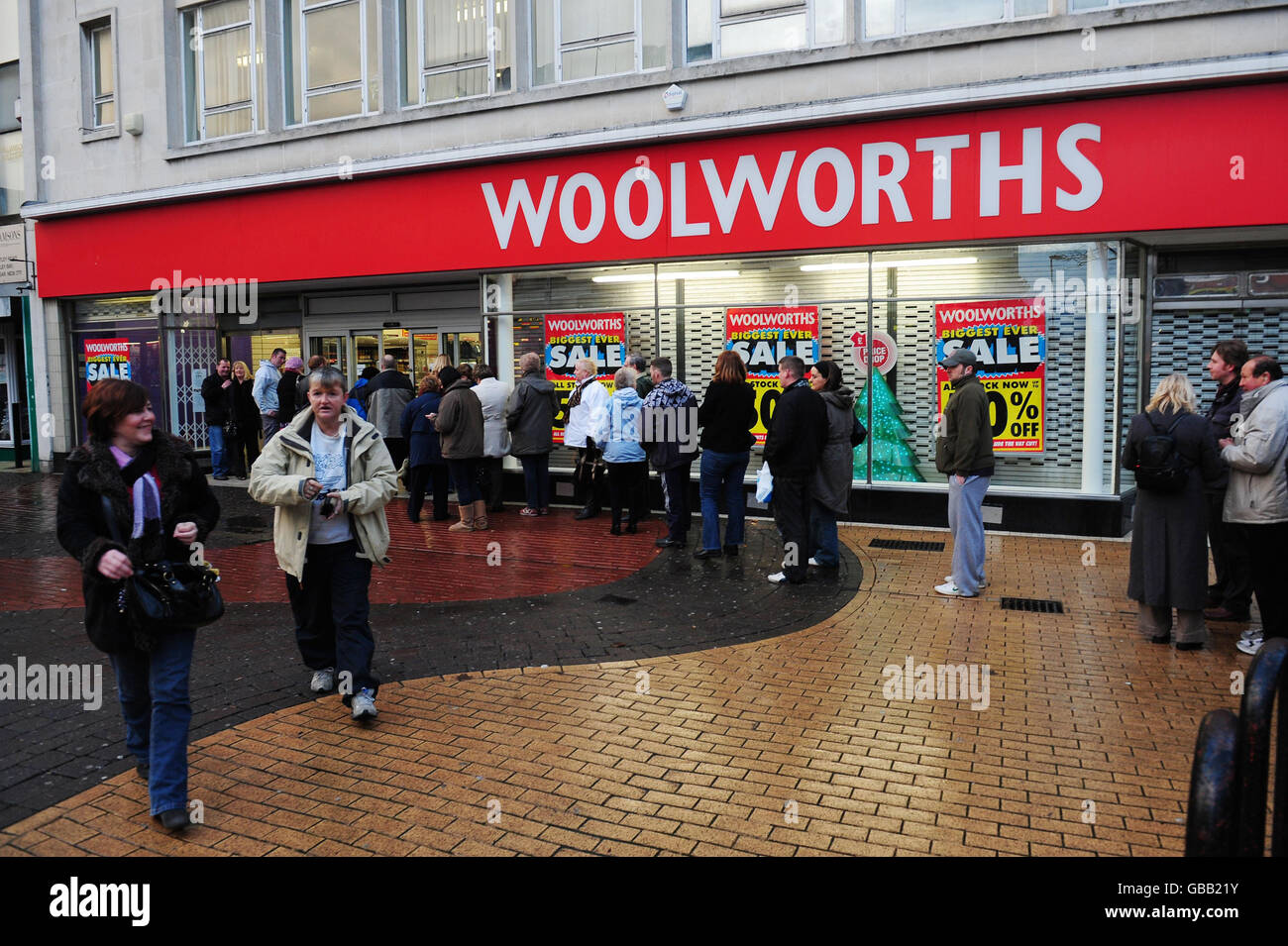 Die Kunden stehen bei Woolworths in Whitley Bay in der Nähe von Newcastle in der Schlange, um von den massiven Preissenkungen zu profitieren, da das Unternehmen Schwierigkeiten hat, einen Käufer für seine Filialkette zu finden. Stockfoto