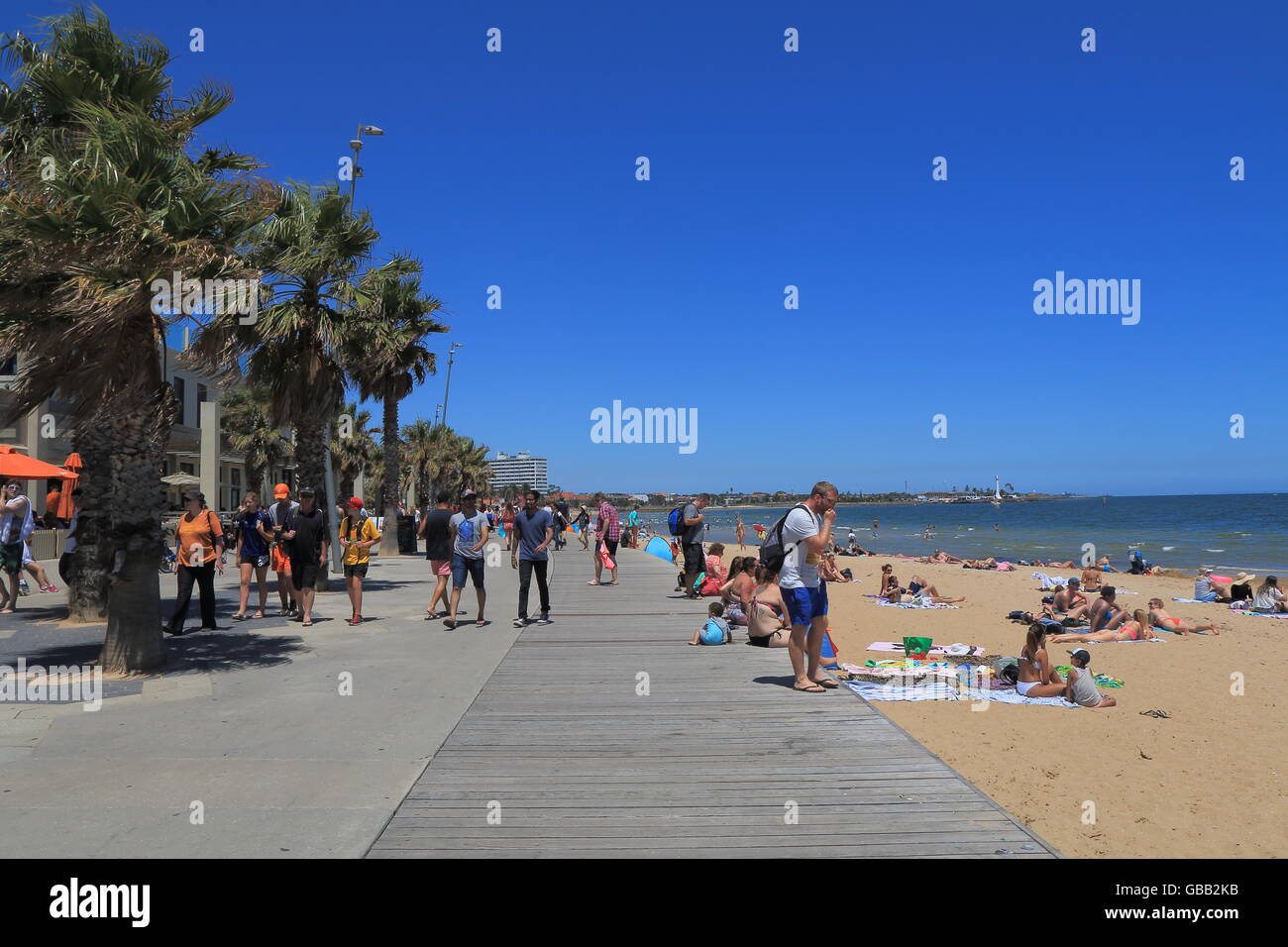 Menschen besuchen St. Kilda Beach in Melbourne Australien Stockfoto