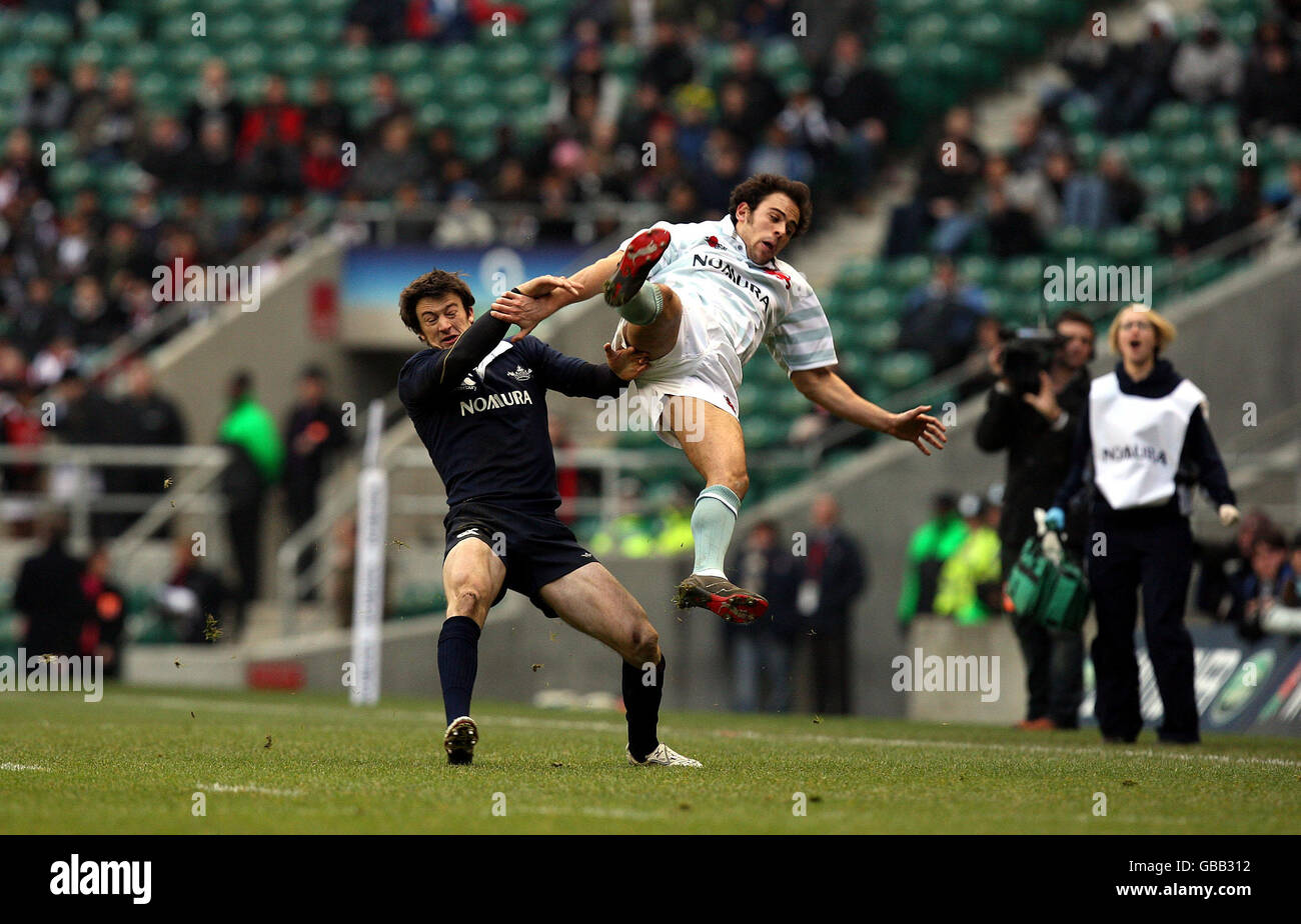 Rugby Union - Nomura Varsity Match - Oxford University / Cambridge University - Twickenham. James Richards von der Cambridge University stößt beim Nomura Varsity-Spiel in Twickenham, London, gegen Tim Catling der Oxford University. Stockfoto