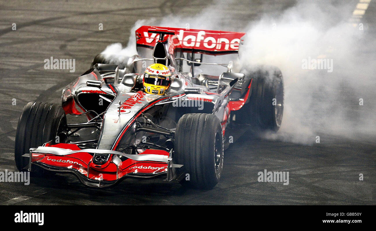 Lewis Hamilton mit seinem Vodafone McLaren Mercedes F1-Fahrzeug beim Race of Champions im Wembley Stadium, London. Stockfoto