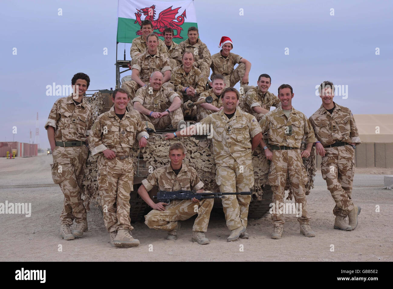 Truppen der 1. Garde des Dragoons der Königin mit einem Scimitar-Panzer im Camp Bastion Afghanistan. Stockfoto