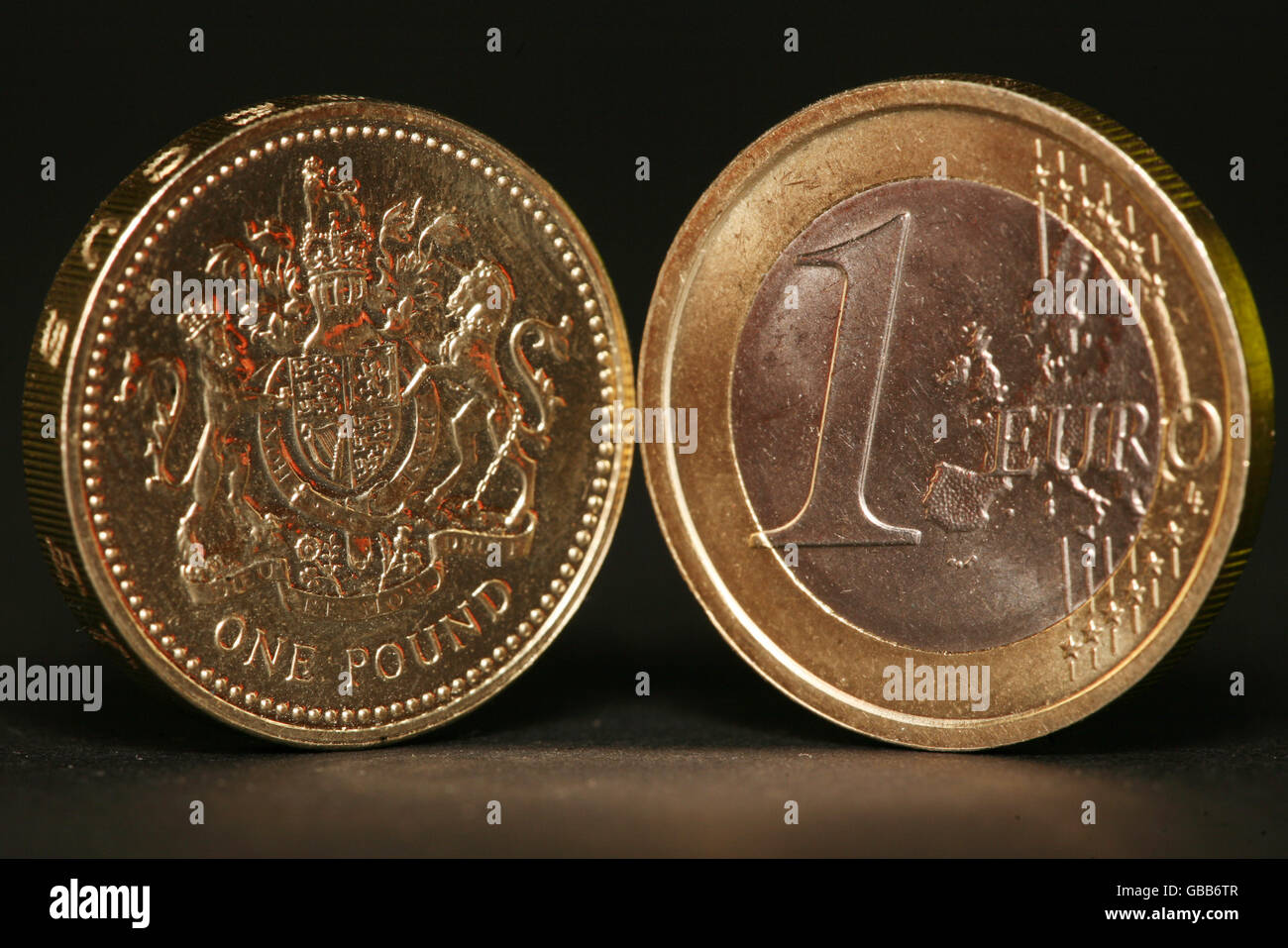 Pfund Euro-Wechselkurs. Eine 1-Euro-Münze und eine 1-Pfund-Münze. Stockfoto