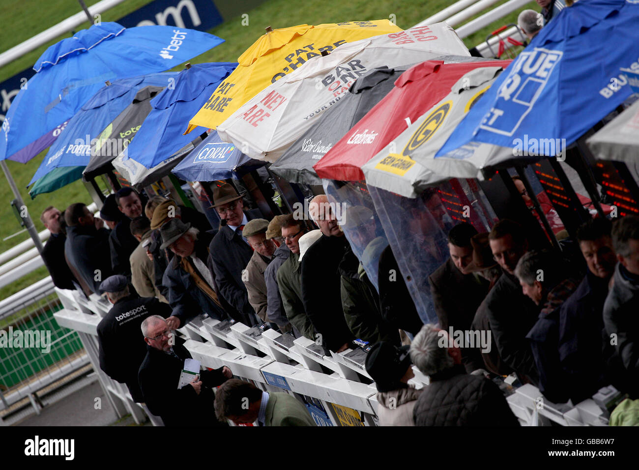 Pferderennen - The Open - Tag Drei - Cheltenham Rennbahn. Wettkunden platzieren Wetten bei den Open auf der Pferderennbahn Cheltenham. Stockfoto