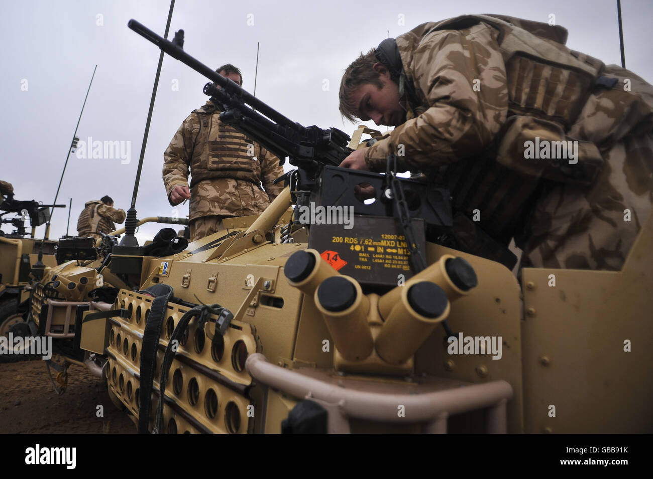 Ein Soldat reinigt ein General Purpose Machine Gun (GPMG), das auf einem Schakal in der östlichen Wüste, Provinz Helmand, Afghanistan, montiert ist, auf operativer Patrouille. Stockfoto