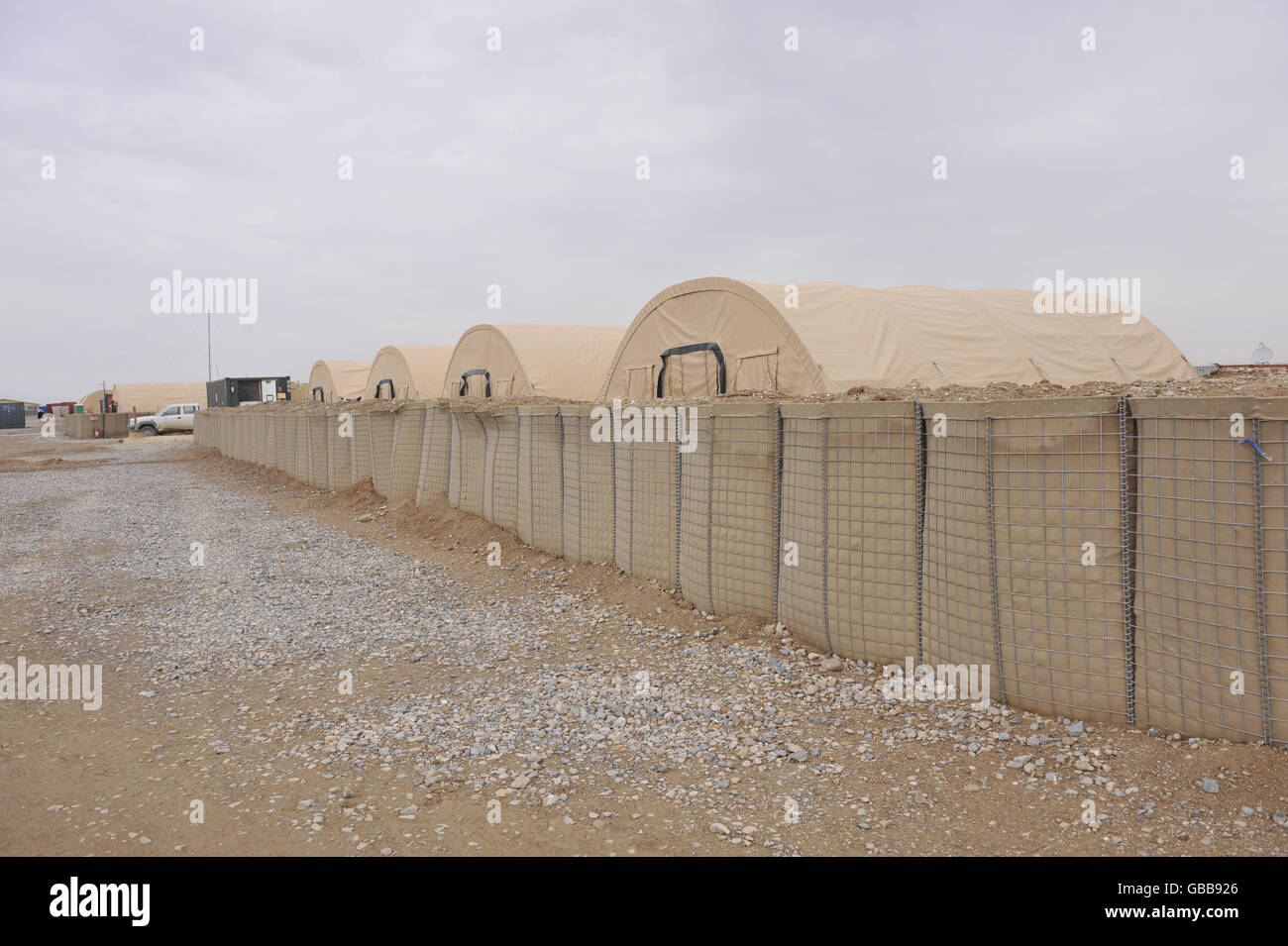 Eine typische HESCO-Barriere, die aus einem einfachen Sägewerk in einem mit Schutt, Ziegeln oder Steinen gefüllten Drahtkäfig in Camp Bastion, Provinz Helmand, Afghanistan, besteht. Stockfoto