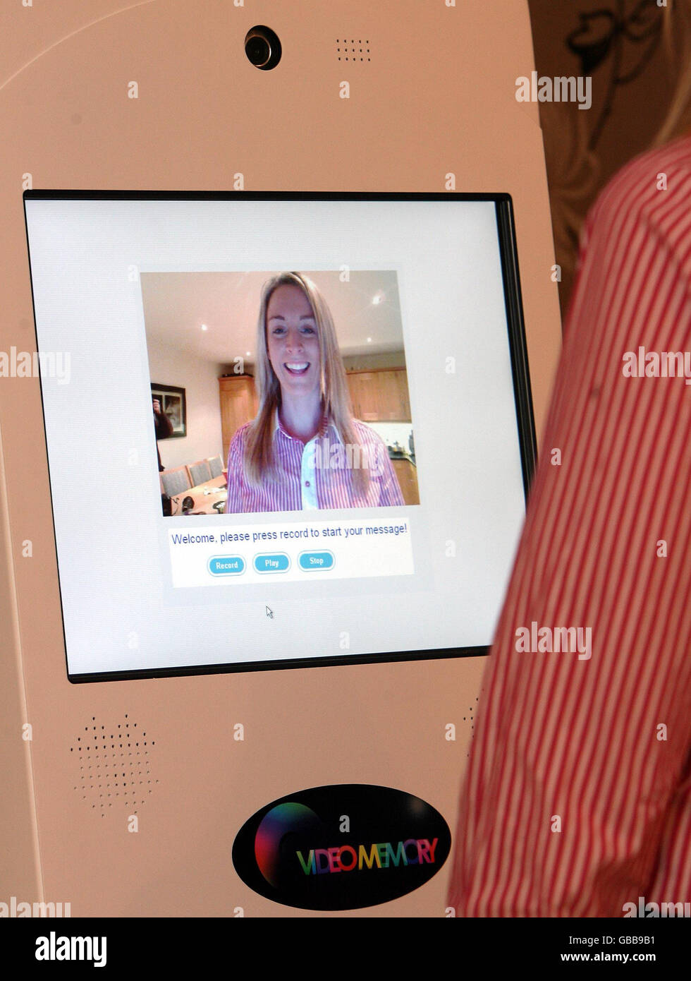 Claire Forbes mit ihrem virtuellen Gästebuch. Stockfoto