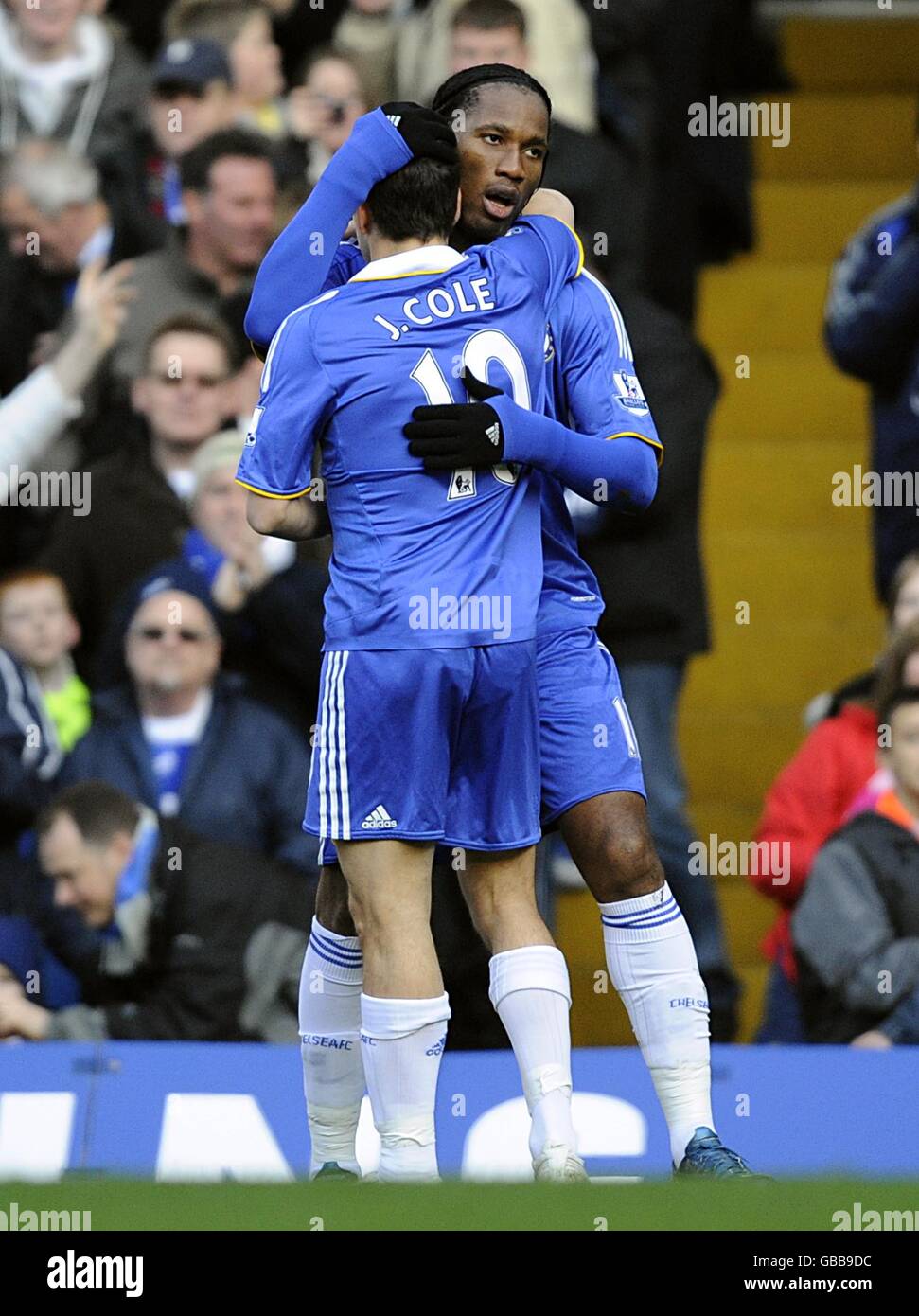 Fußball - Barclays Premier League - Chelsea gegen West Bromwich Albion - Stamford Bridge. Chelsea's Didier Drogba (rechts) feiert mit Teamkollege Joe Cole, nachdem er das Eröffnungtor des Spiels erzielt hat. Stockfoto