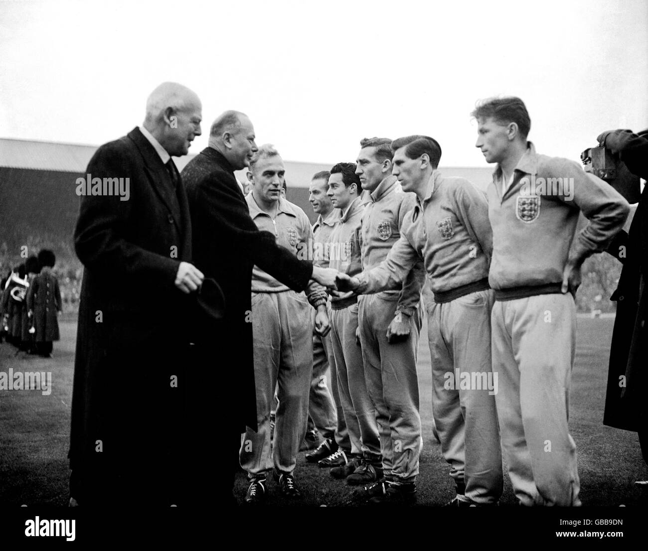 Der englische Kapitän Billy Wright (3. L) sieht zu, wie der Herzog von Gloucester (2. L) mit Len Shackleton (2. R) die Hände schüttelt. Die anderen Spieler in England sind (l-r) Stanley Matthews, Ronnie Allen, Roy Bentley und Roger Byrne Stockfoto