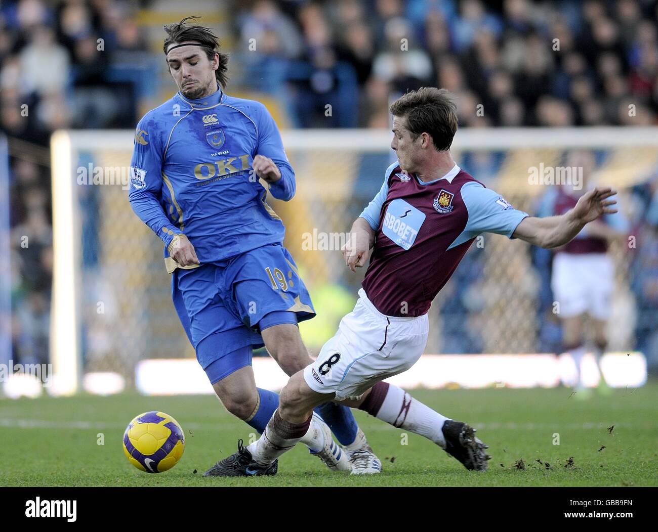 Scott Parker von West Ham United (rechts) und Niko Kranjcar von Portsmouth Kampf um den Ball Stockfoto