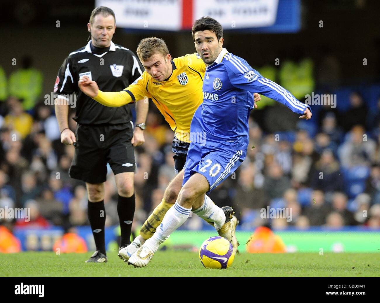 Fußball - Barclays Premier League - Chelsea gegen West Bromwich Albion - Stamford Bridge. Chelsea's Deco (rechts) und West Bromwich Albions James Morrison kämpfen um den Ball. Stockfoto