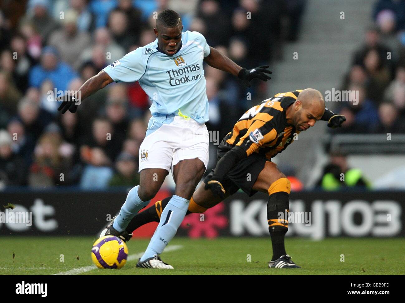 Micah Richards von Manchester City (links) und Marlon King von Hull City kämpfen um den Ball. Stockfoto