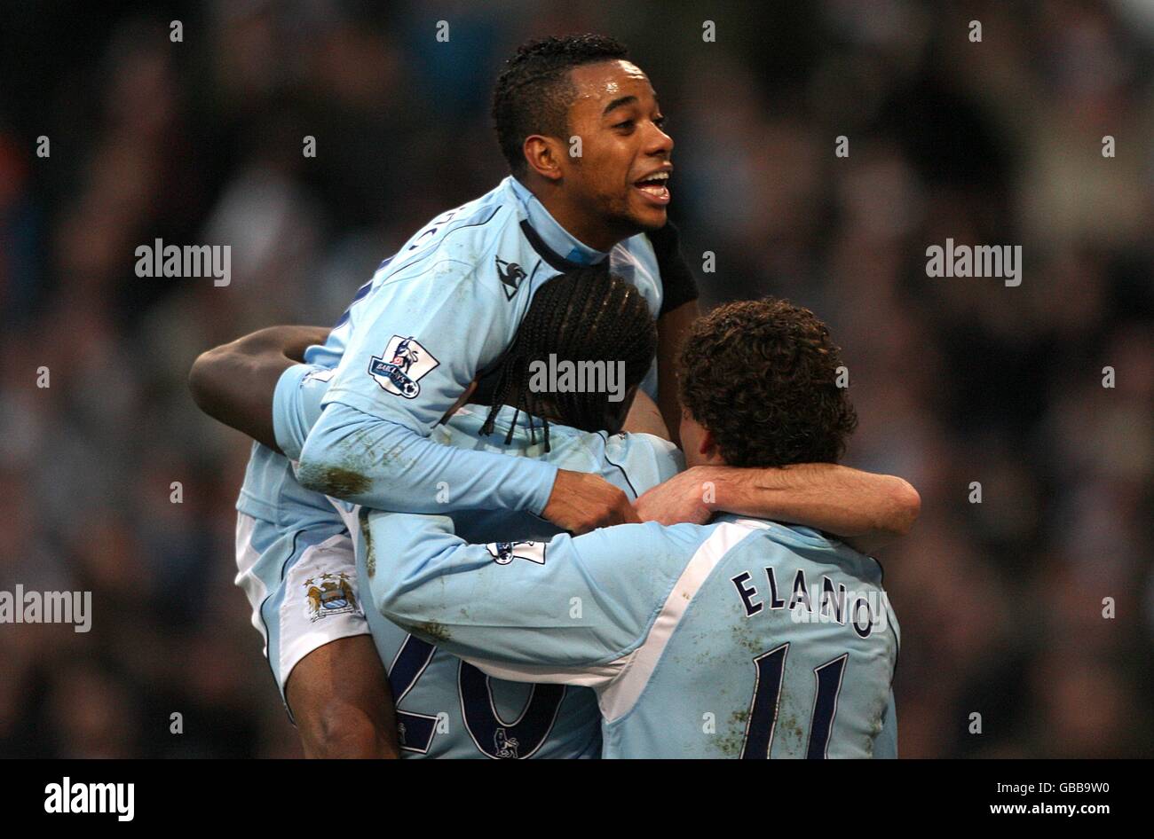 Fußball - Barclays Premier League - Manchester City / Hull City - City of Manchester Stadium. Nach dem zweiten Tor des Spiels feiert er mit den Teamkollegen De Souza Robinho (links) und Blumer Elano. Stockfoto