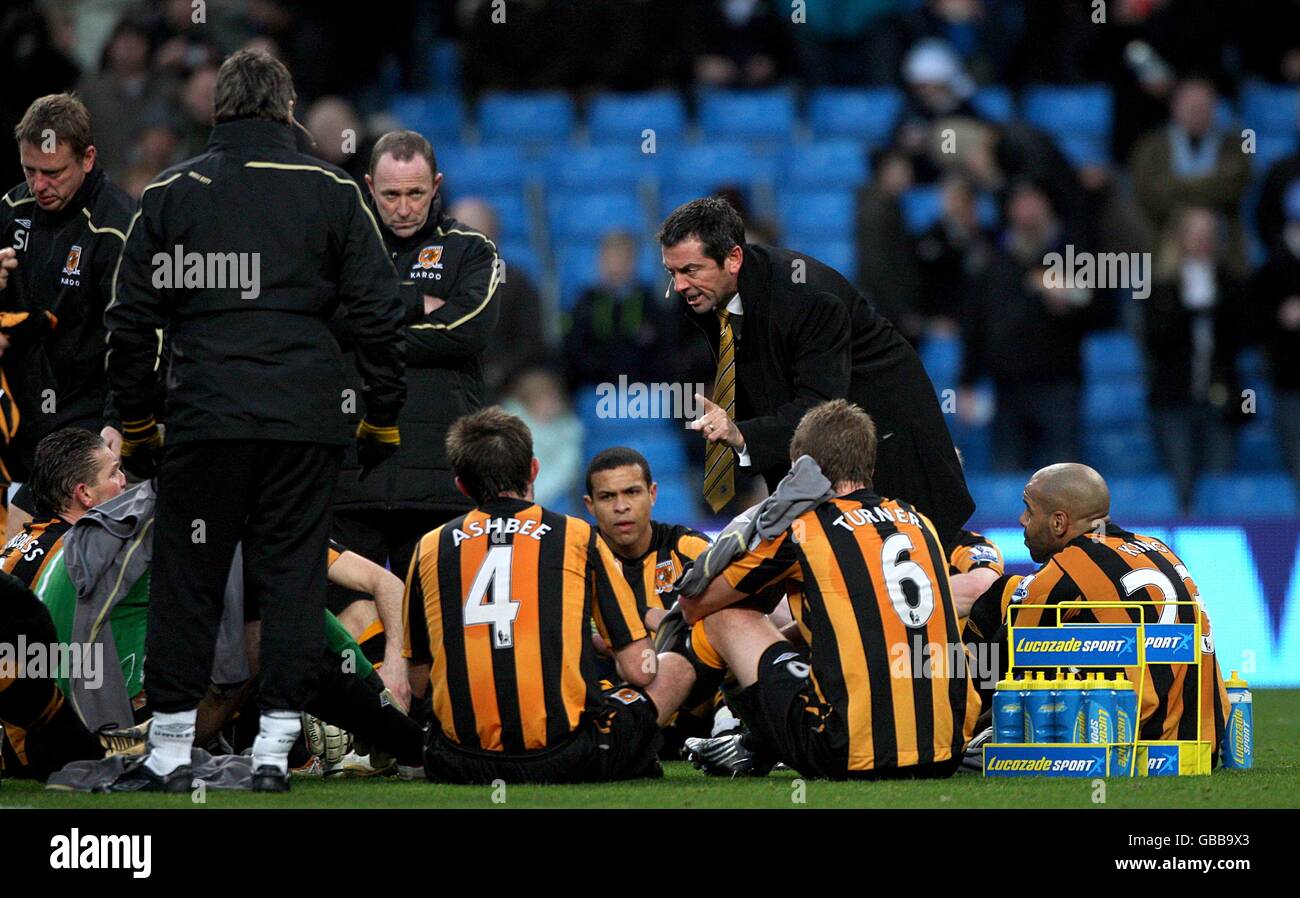 Der Manager von Hull City, Phil Brown, hält während der Halbzeit ein Gespräch mit seinem Team auf dem Spielfeld. Stockfoto